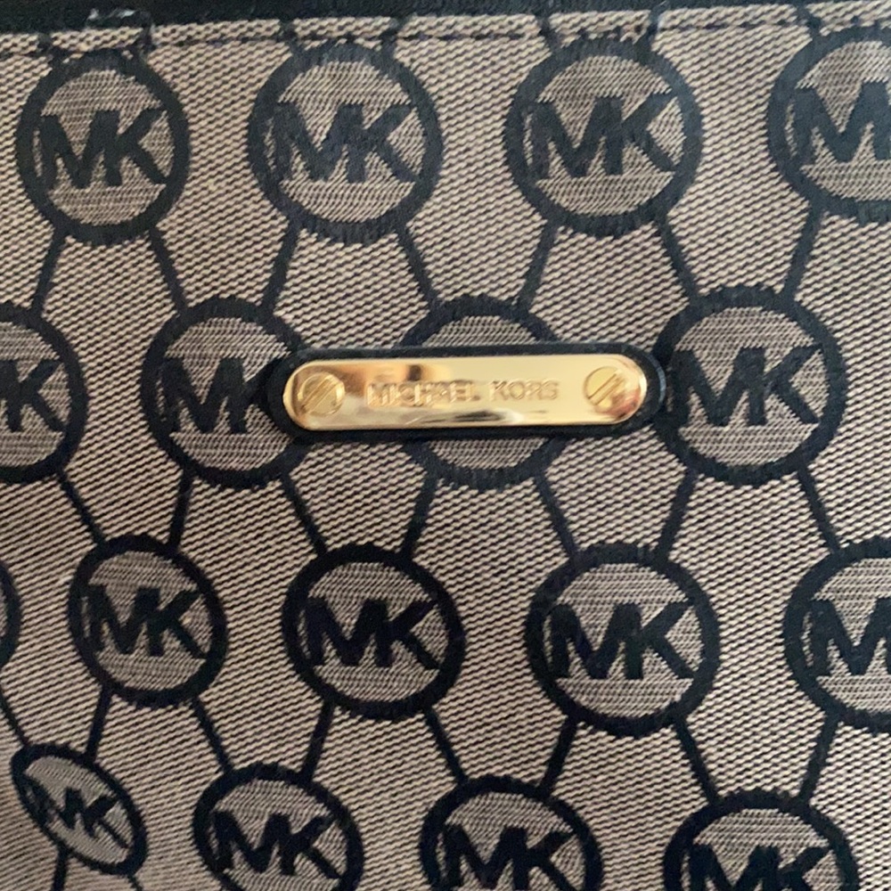 Michael kors purse - Picture 2 of 9